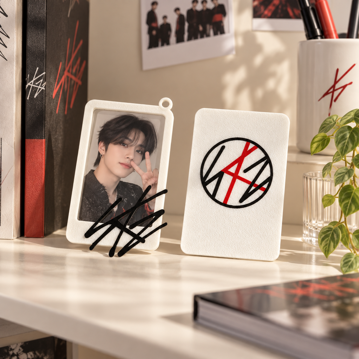 Porta-Photocard Stray Kids 8,5 × 5,5 cm em ambiente — foto ilustrativa Milanzi