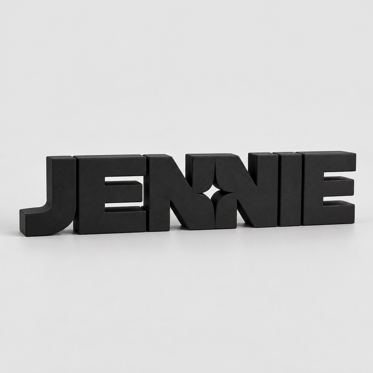 Display Decorativo Logo Jennie em Preto — Milanzi