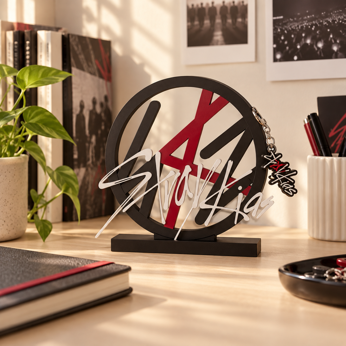 Display de Mesa Stray Kids com Chaveiro em ambiente — foto ilustrativa Milanzi