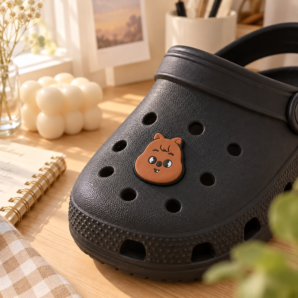 Charm SKZOO para Crocs em ambiente — foto ilustrativa Milanzi