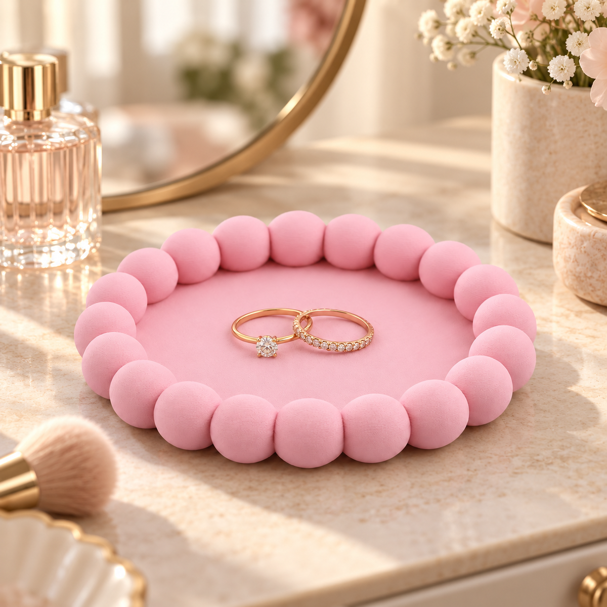 Bandeja Decorativa Redonda com Borda de Bolinhas em ambiente — foto ilustrativa Milanzi